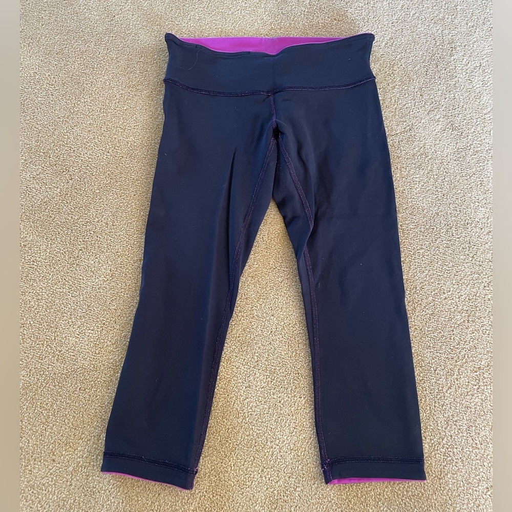 Lululemon black and magenta reversible cropped leggings